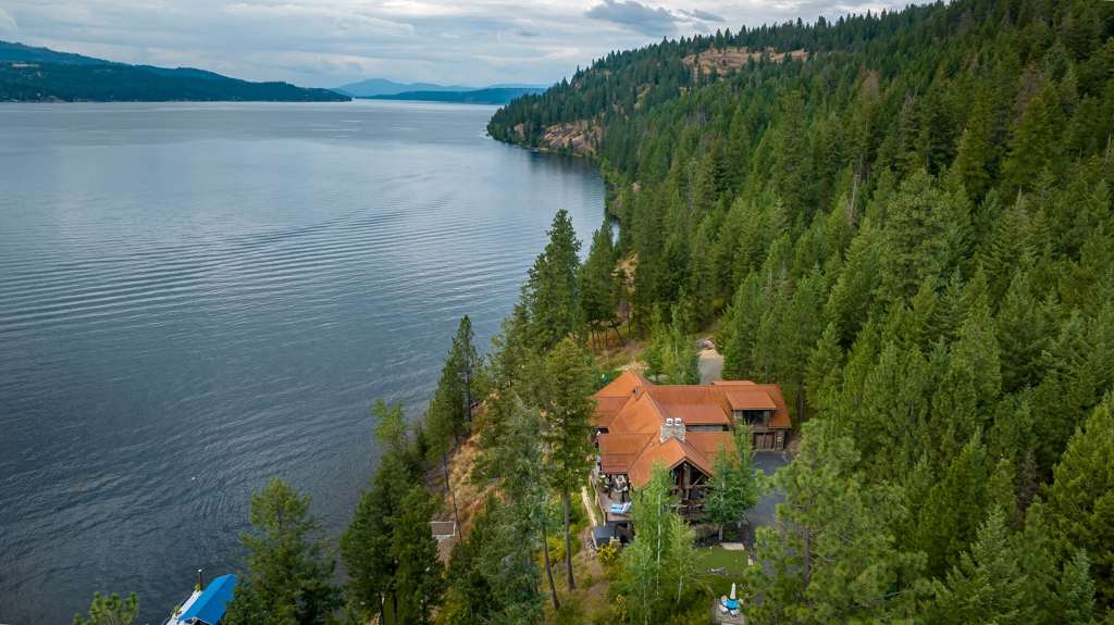 Custom home overlooking the water near Coeur d&rsquo;Alene, Idaho